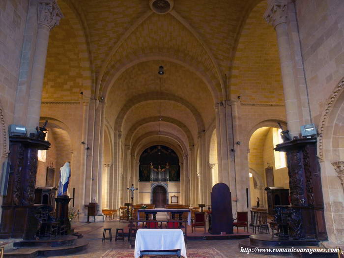 INTERIOR HACIA LOSPIES DEL TEMPLO